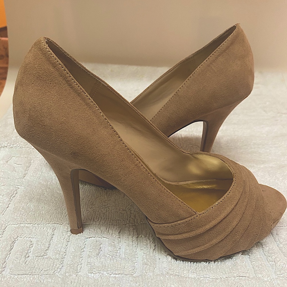 Nude Dress Heels Thalia Sodi size 7.5